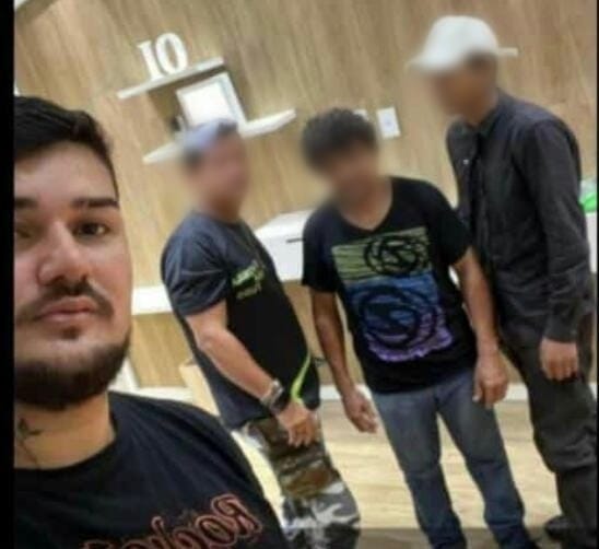 Foto em que Guilherme e seus tr&ecirc;s funcion&aacute;rios aparecem foi divulgada com a mensagem falsa