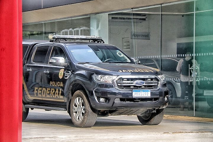 Agentes fazem busca por documentos - Foto: Jander Robson/Portal do Holanda