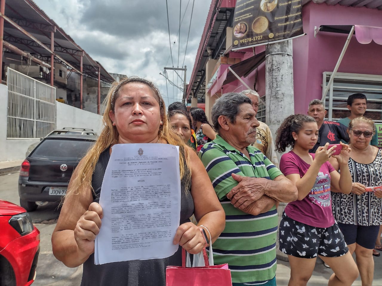 Moradora Rosiane Medeiros, de 42 anos, com liminar da Justi&ccedil;a - Foto: Jander Robson / Portal do Holanda