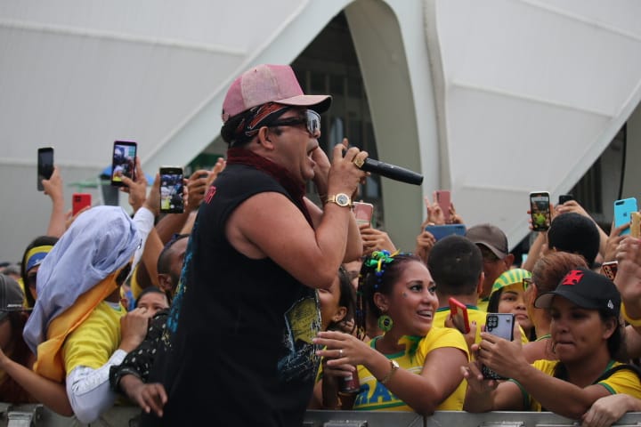 Cantor Wanderley Andrade faz show no p&oacute;dium da Arena ap&oacute;s derrota do Brasil / Foto: Jander Rosbon