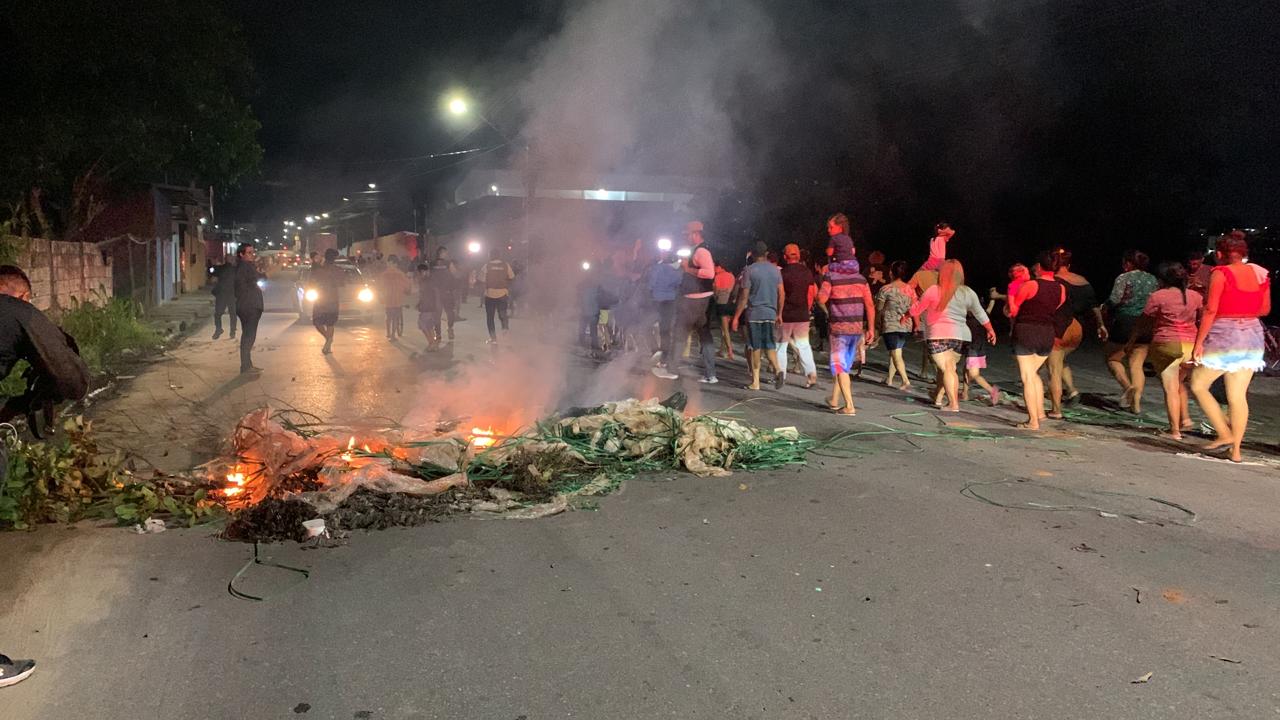 Moradores fazem manifesta&ccedil;&atilde;o no conjunto Jo&atilde;o Paulo - Foto: Caio Guarlotte 