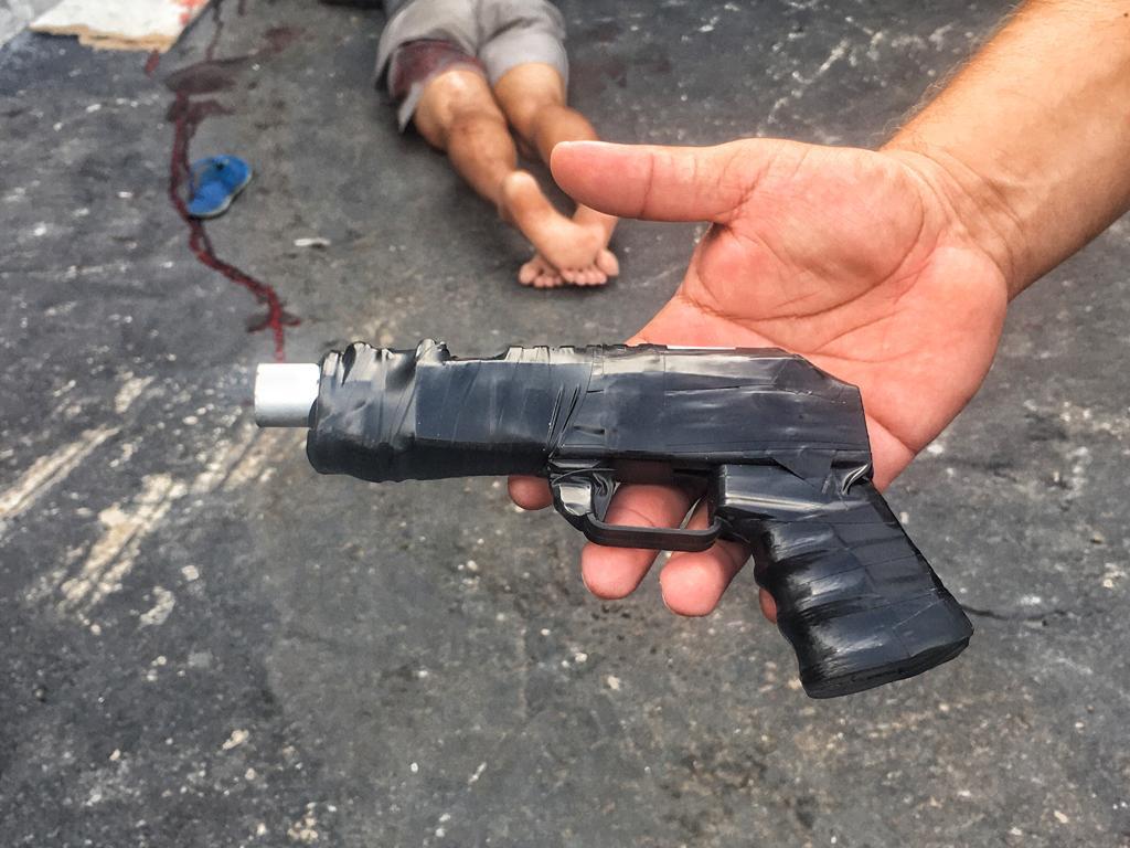 Simulacro de arma de fogo encontrado com os assaltantes / Foto: Jander Robson / Portal do Holanda