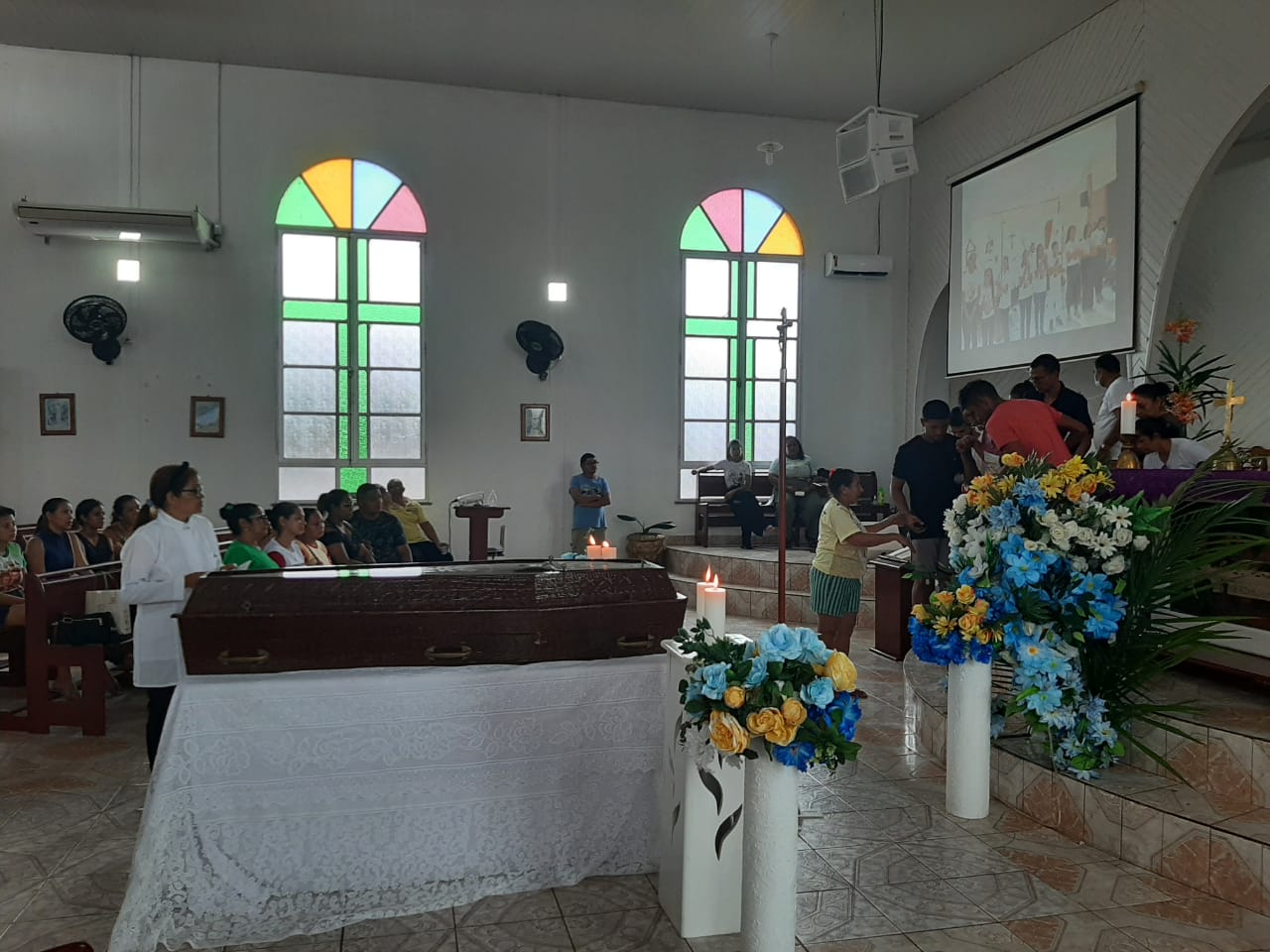 Corpo do padre est&aacute; sendo velado na igreja Nossa Senhora da Imaculada Concei&ccedil;&atilde;o em Carauari/AM / Foto - Arquivo pessoal