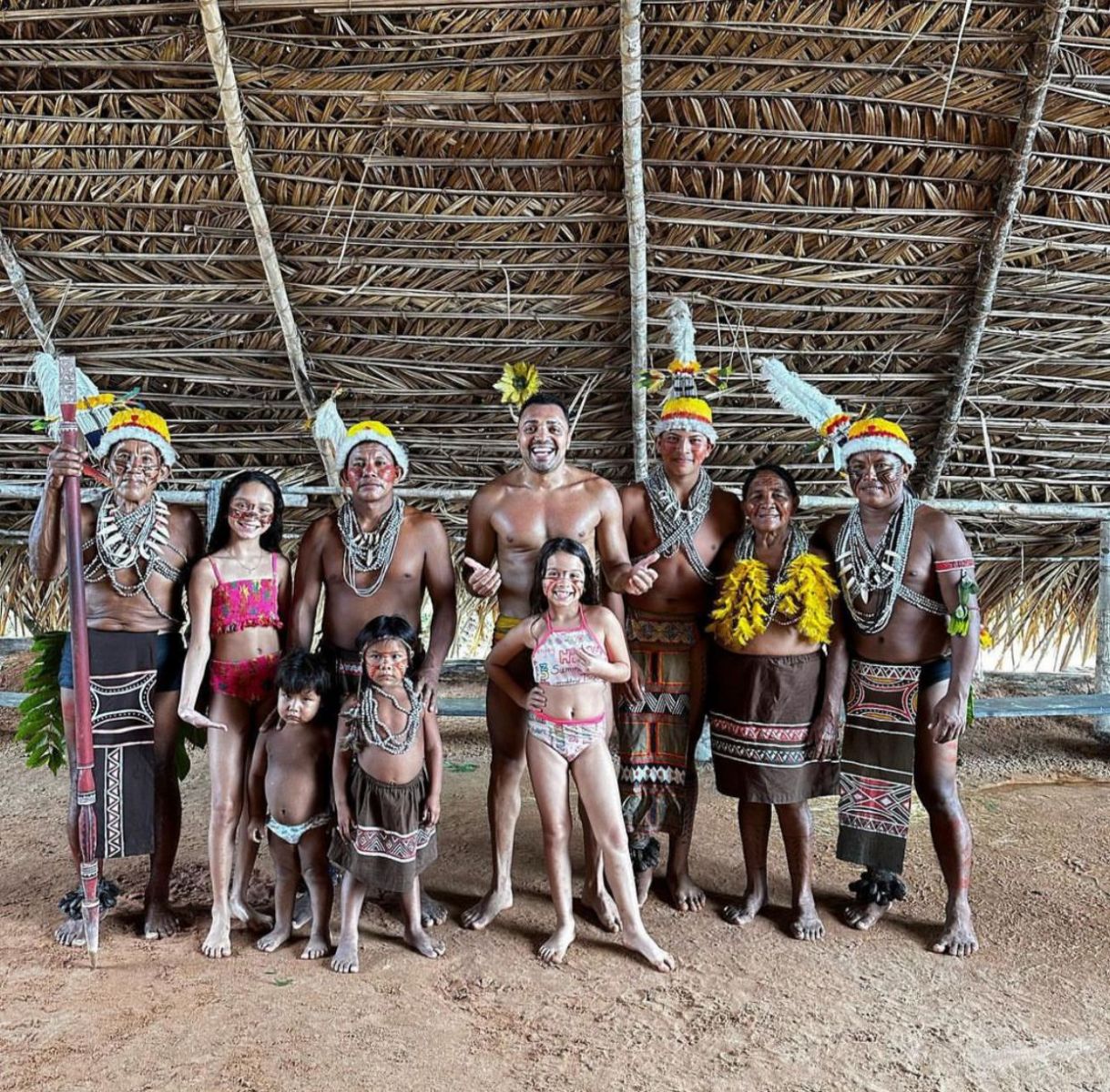 Tirullipa e as filhas na comunidade ind&iacute;gena Tuyuka - Foto: Reprodu&ccedil;&atilde;o/Instagram