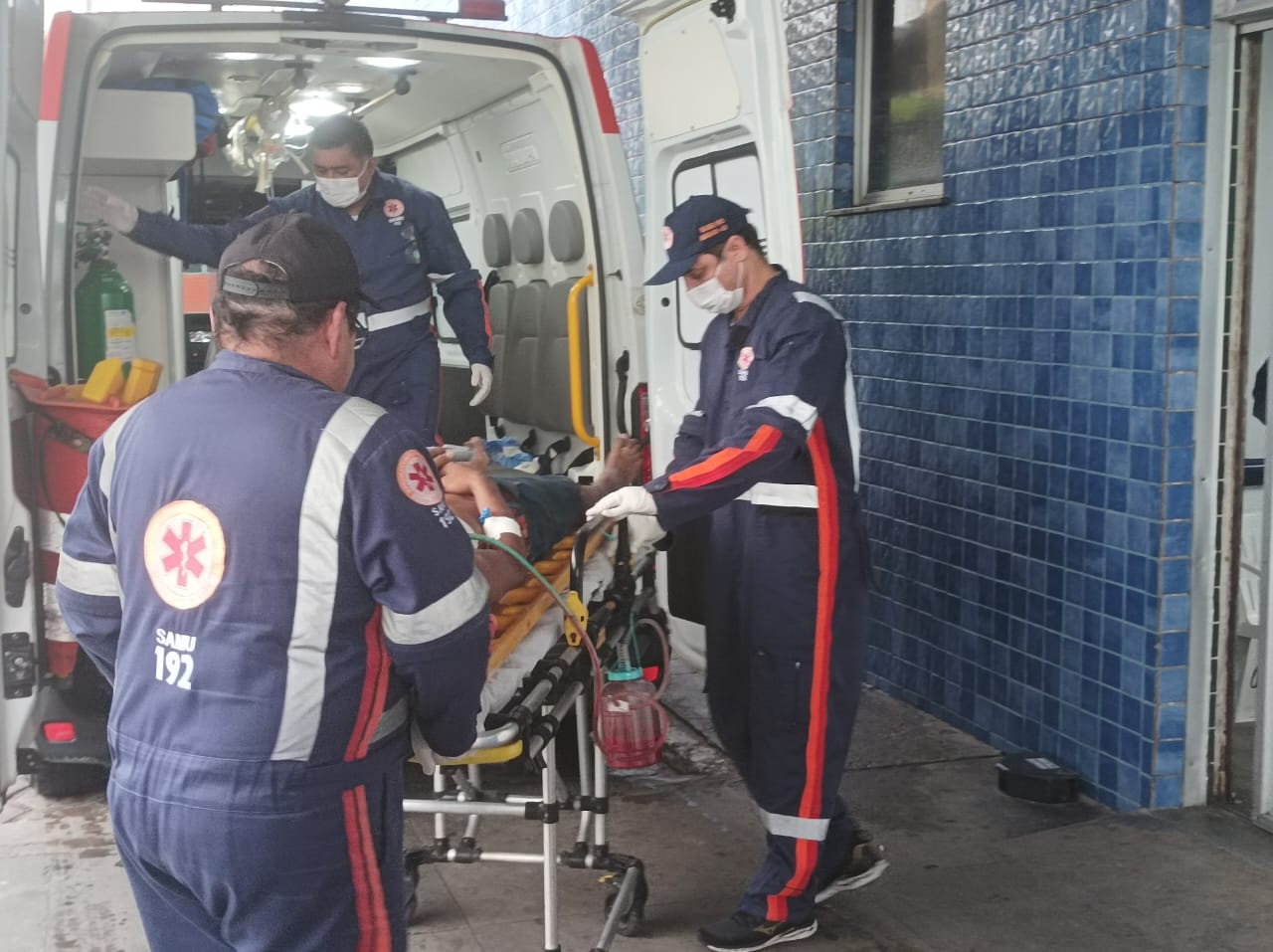 Homem que passava pelo local foi atingido com tiro no t&oacute;rax / Foto: Jander Robson / Portal do Holanda