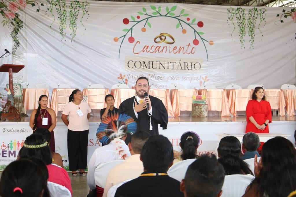 O juiz-corregedor auxiliar do Amazonas, &Aacute;ldrin Henrique Rodrigues, celebrou o casamento coletivo. (Foto: Ascom/Prefeitura de S&atilde;o Gabriel da Cachoeira)