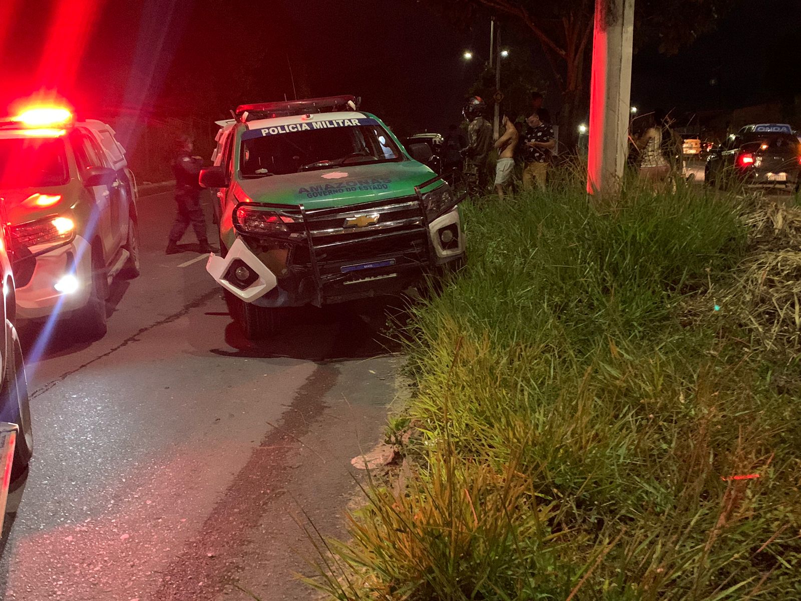 Suspeitos bateram contra o carro da PM durante a persegui&ccedil;&atilde;o / Foto: Caio Guarlotte / Portal do Holanda