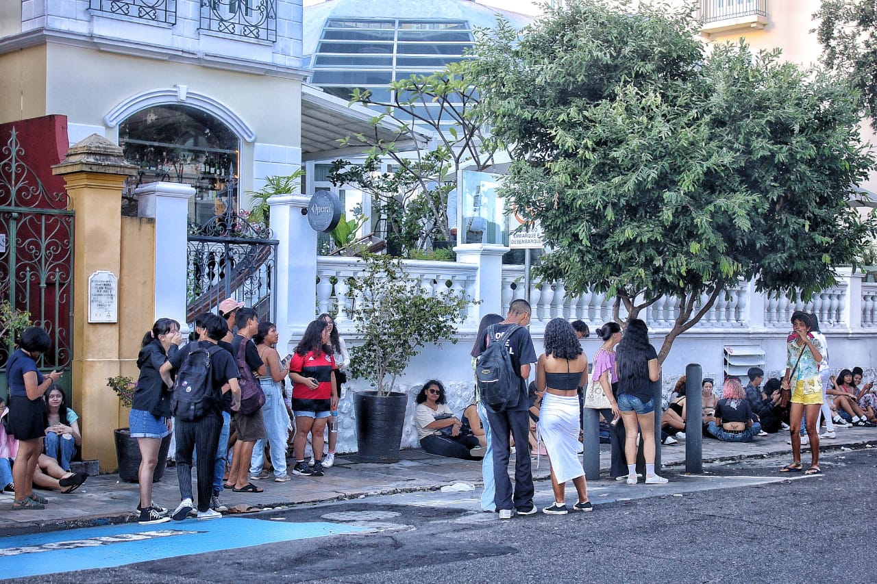 F&atilde;s se aglomeram em frente a hotel no Centro de Manaus, &agrave;s 17h desta quarta-feira. Fotos: Jander Robson / Portal do Holanda