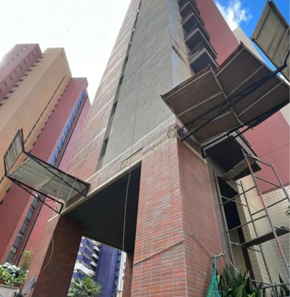 Trabalhadores ca&iacute;ram o primeiro andar elevado de um pr&eacute;dio em obras no Bairro Meireles, em Fortaleza. &mdash; Foto: Corpo de Bombeiros/ Divulga&ccedil;&atilde;o