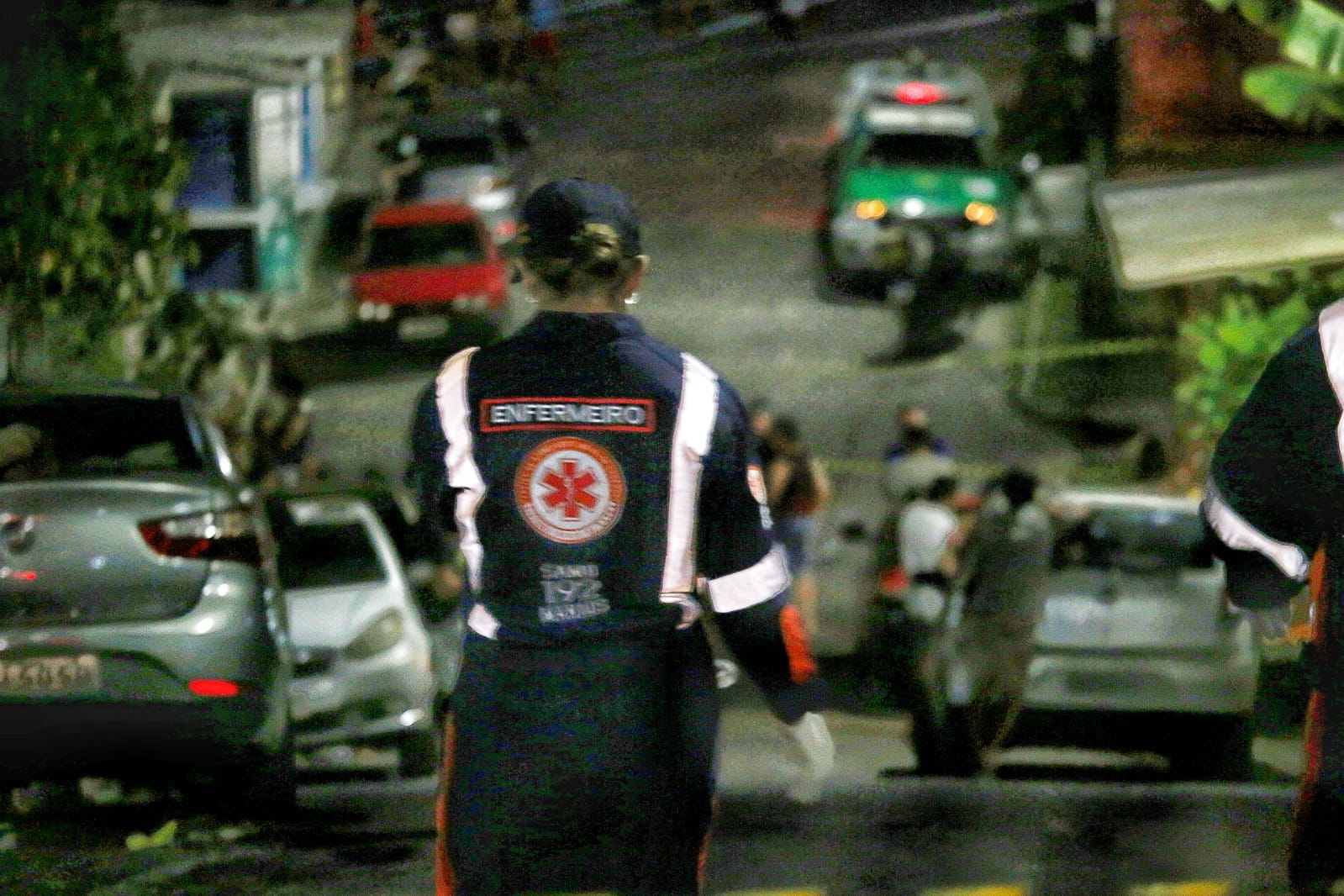 Profissionais do Samu percorreram longa dist&acirc;ncia ap&oacute;s agentes de seguran&ccedil;a barrarem aproxima&ccedil;&atilde;o da imprensa - Foto: Jander Robson