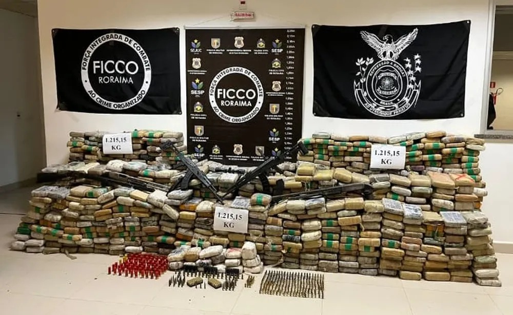 Tonelada de skunk e coca&iacute;na, al&eacute;m de fuzis apreendidos pela PF &mdash; Foto: Divulga&ccedil;&atilde;o PF