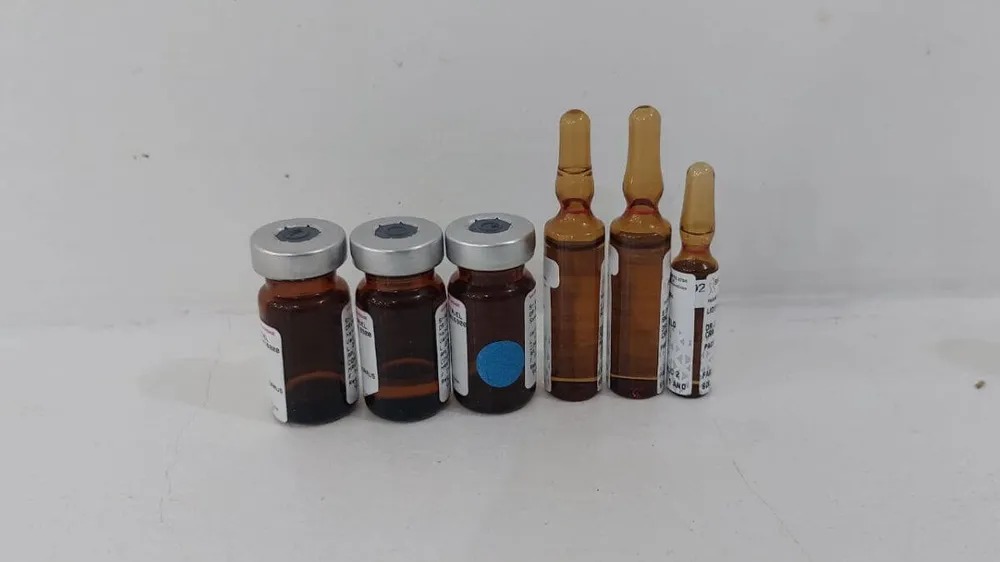 Frascos de medicamentos nas cl&iacute;nicas do coach &mdash; Foto: Pol&iacute;cia Cient&iacute;fica de Joinville/Divulga&ccedil;&atilde;o