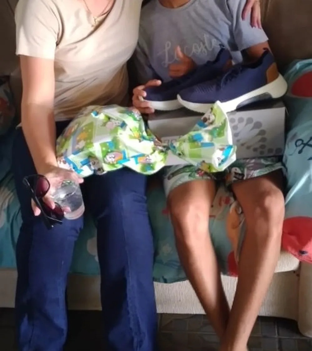 Jovem recebeu tr&ecirc;s pares de t&ecirc;nis em corrente de apoio &mdash; Foto: Arquivo Pessoal