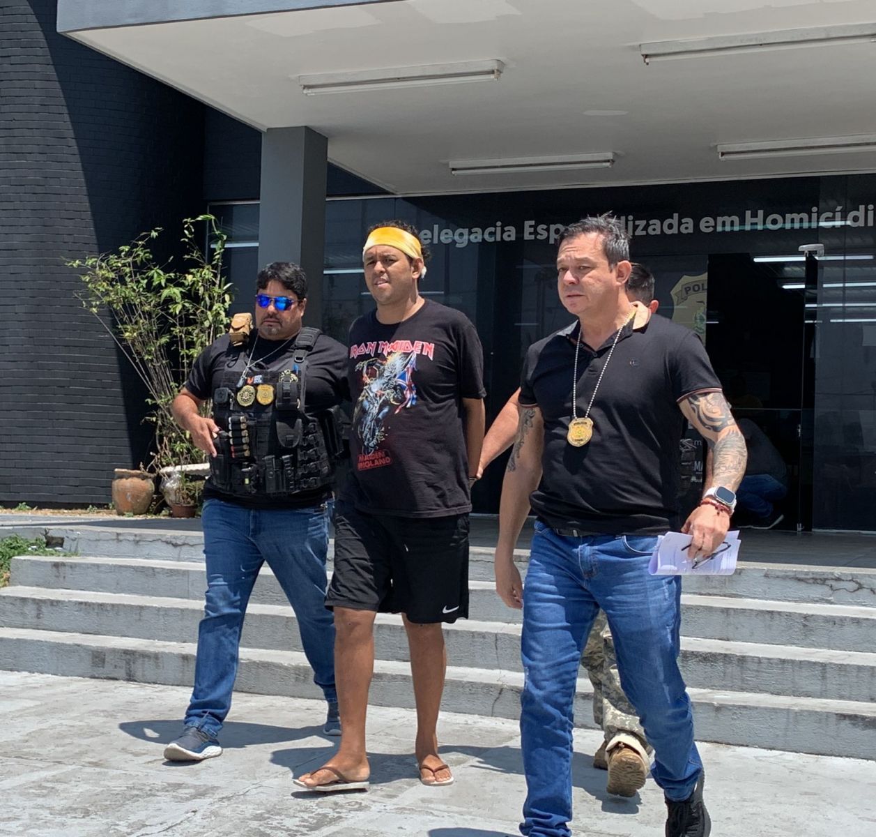 Suspeito se entregou com a presen&ccedil;a do advogado. - Foto: Caio Guarlotte / Portal do Holanda