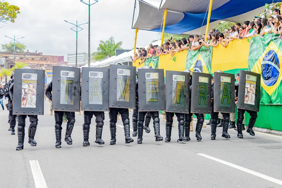 Militares do Bope da PM de Alagoas homenagearam o tenente Taveira no desfile de 7 de setembro em Macei&oacute; &mdash; Foto: Ascom/PMAL