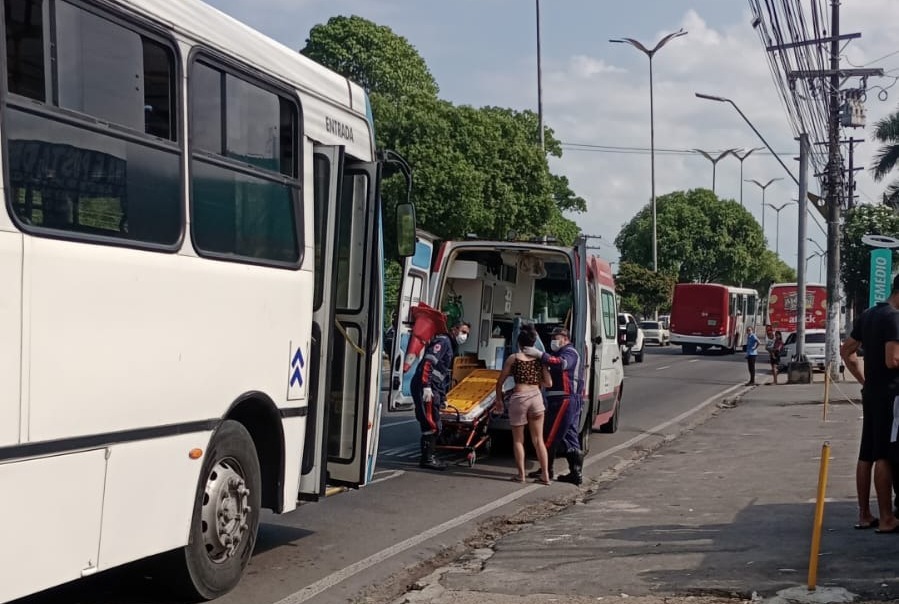 V&iacute;tima foi atendida pela equipe do Samu. - Foto: Elton Cruz 