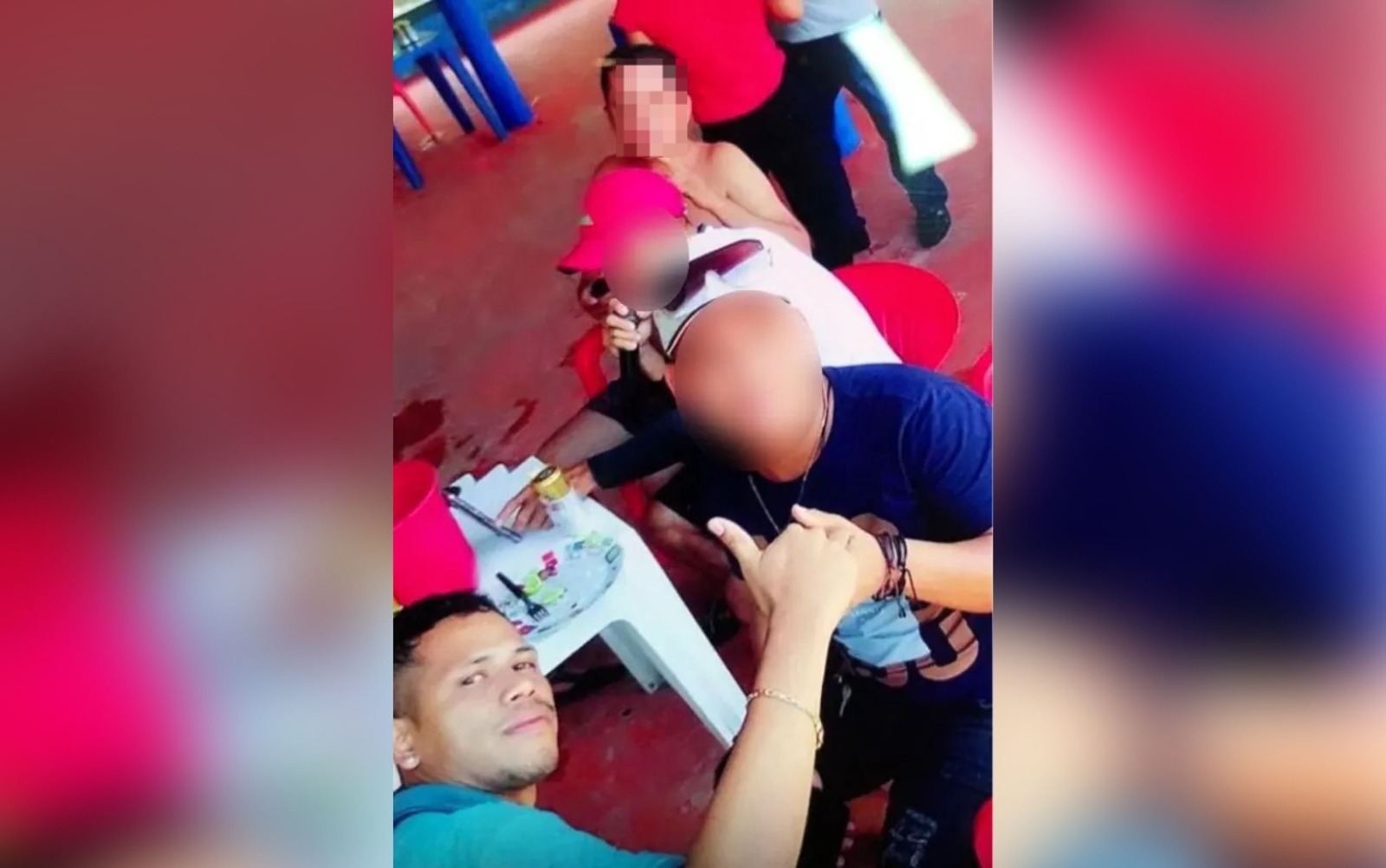 Kevin no bar momento antes de ser morto. - Foto: Reprodu&ccedil;&atilde;o