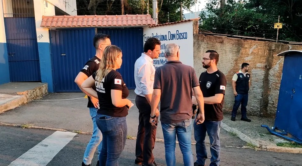 Adolescente morre e tr&ecirc;s pessoas ficam feridas ap&oacute;s serem esfaqueadas na sa&iacute;da de col&eacute;gio particular em Po&ccedil;os de Caldas (MG) &mdash; Foto: Marcos Corr&ecirc;a