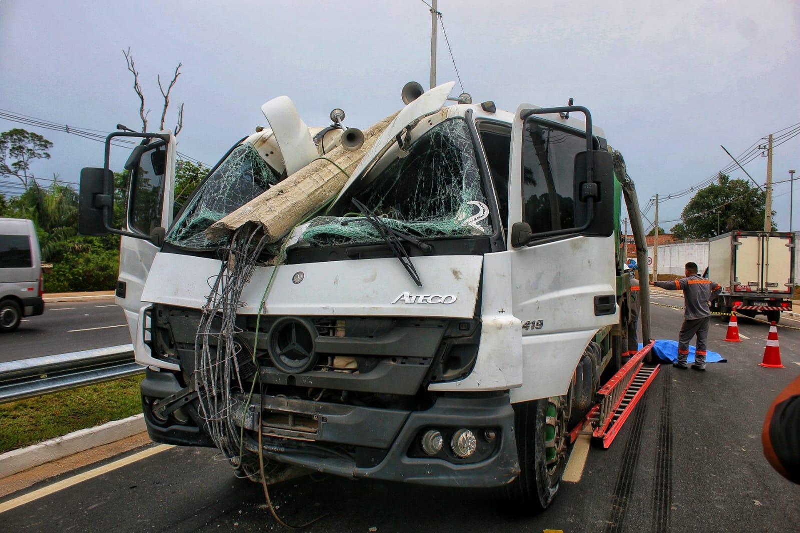 Caminh&atilde;o passar&aacute; por per&iacute;cia - Foto: Jander Robson /. Portal do Holanda