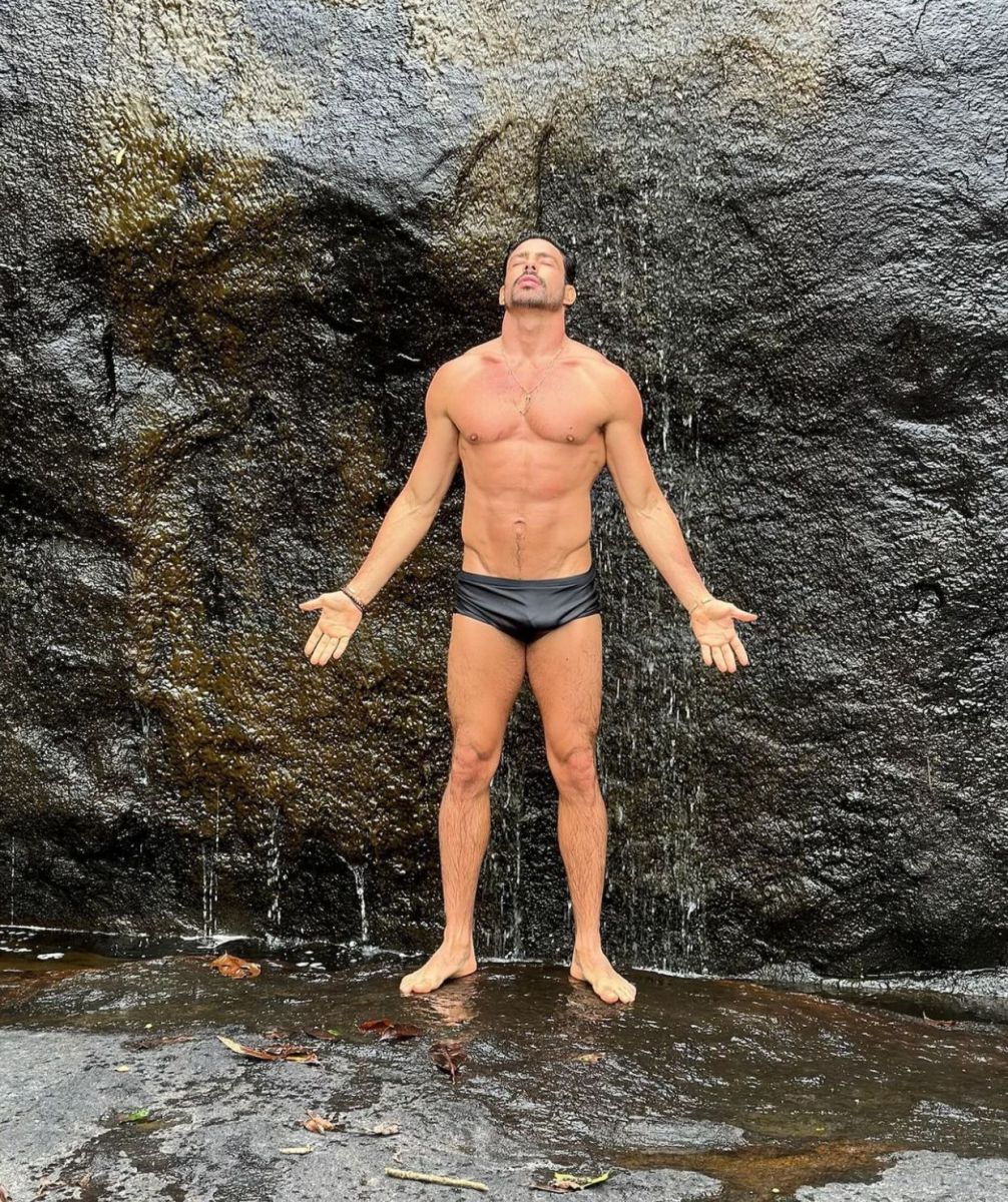 Cau&atilde; Reymond de sunga preta na cachoeira - Foto: Reprodu&ccedil;&atilde;o/Instagram 