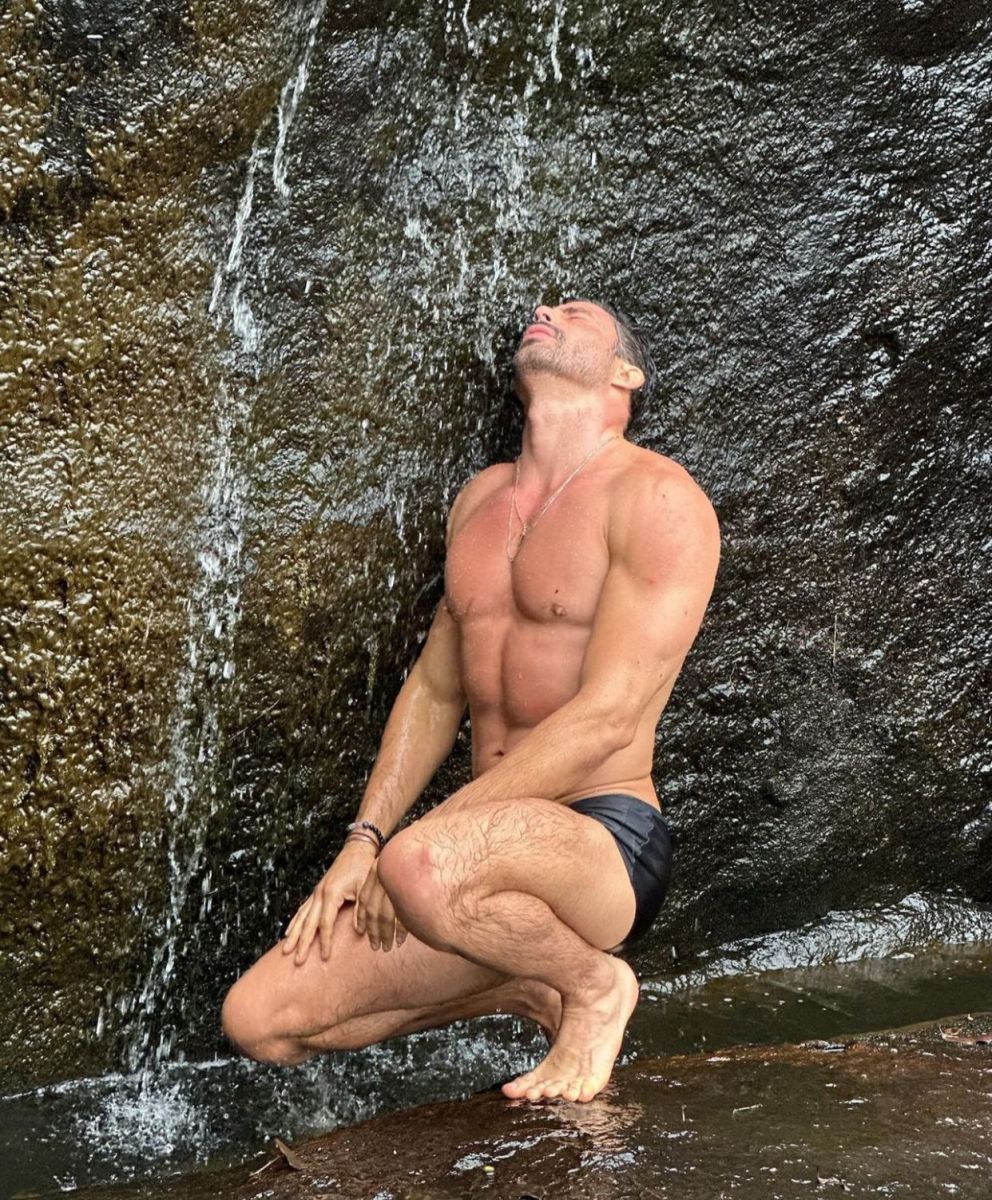 Cau&atilde; Reymond de sunga preta na cachoeira - Foto: Reprodu&ccedil;&atilde;o/Instagram 