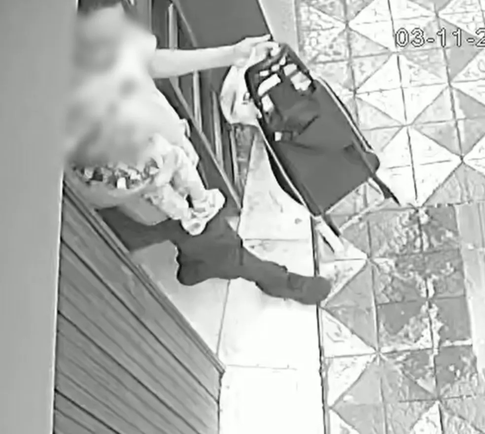 Suspeito deixa casa com faca em carrinho antes do crime em Blumenau &mdash; Foto: Pol&iacute;cia Civil/ Divulga&ccedil;&atilde;o