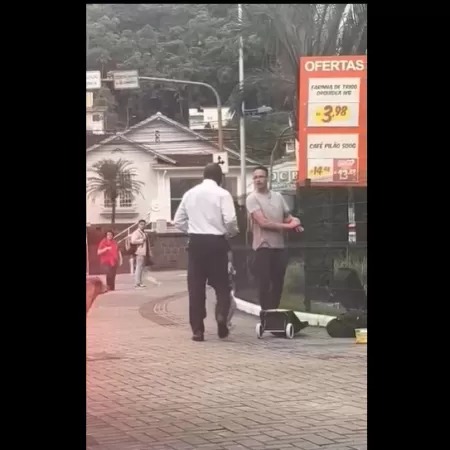 Homem apara a m&atilde;o ensanguentada ap&oacute;s matar um morador de rua em Blumenau (SC) Imagem: Reprodu&ccedil;&atilde;o/Facebook&hellip; - Veja mais em https://noticias.uol.com.br/cotidiano/ultimas-noticias/2023/11/04/apos-discussao-homem-mata-morador-de-rua-a-facadas-em-blumenau-sc.htm?cmpid=copiaecola