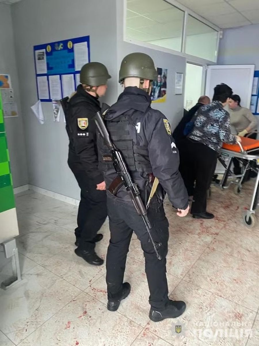 Policiais dentro de pr&eacute;dio na cidade de Transc&aacute;rpia, no oeste da Ucr&acirc;nia &mdash; Foto: Reprodu&ccedil;&atilde;o/Pol&iacute;cia Nacional da Ucr&acirc;nia