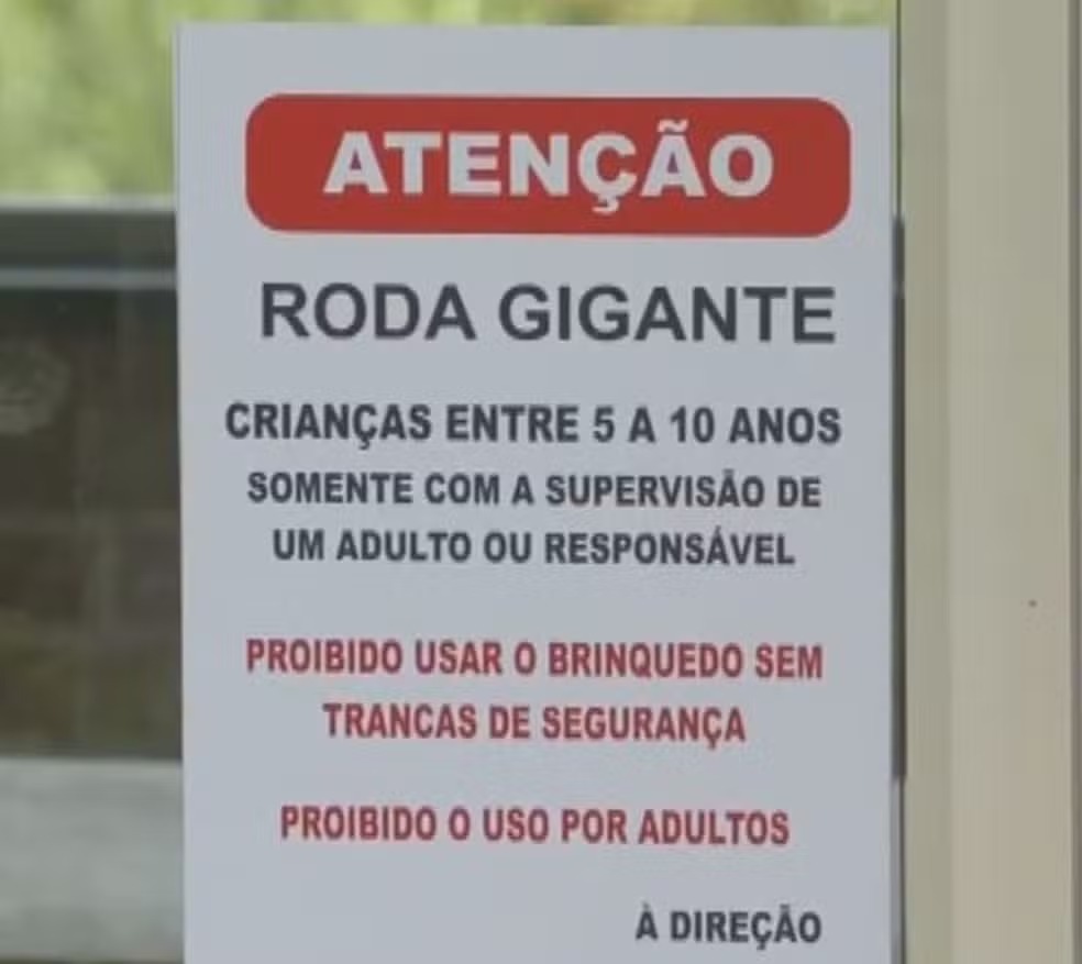 Placa alertava para idade limite para uso da roda gigante em Barbacena &mdash; Foto: Reprodu&ccedil;&atilde;o/TV Integra&ccedil;&atilde;o