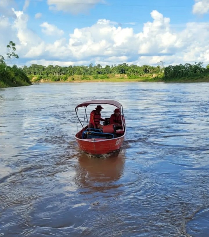 Bombeiros fazendo buscas por Francisco Emerson da Silva Cruz. - Foto: Asscom Corpo de Bombeiros do Acre