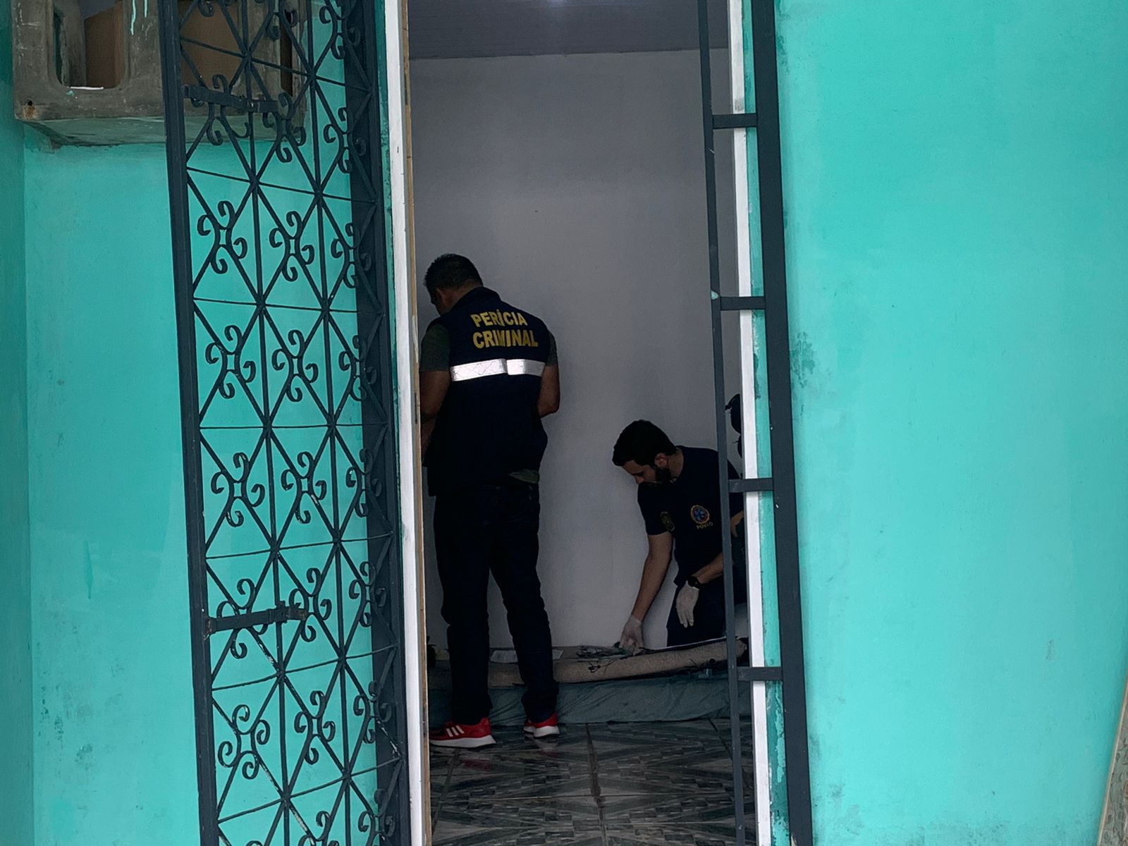 Per&iacute;cia recolhendo c&aacute;psulas de pistola - Foto: Caio Guarlotte/ Portal do Holanda 