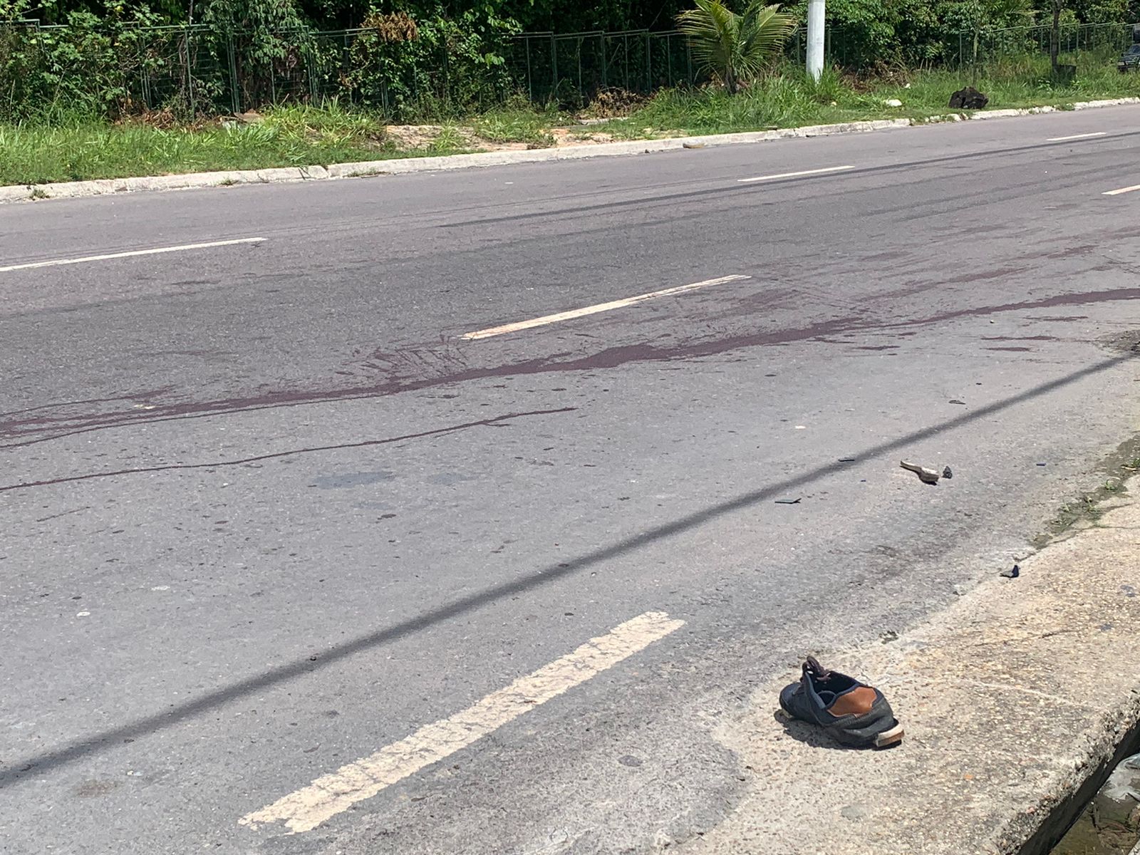 Avenida ficou manchada de sangue / Foto: Caio Guarlotte / Portal do Holanda