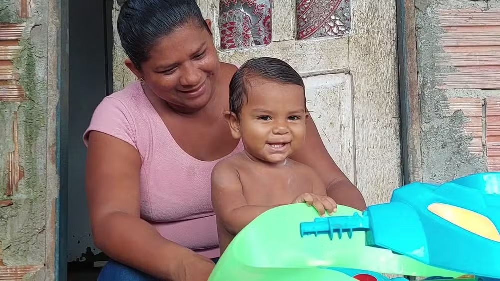 Cleidiane Santos e o 'beb&ecirc; gigante', Angerson, que nasceu com mais de 7 kg em Parintins &mdash; Foto: Reprodu&ccedil;&atilde;o