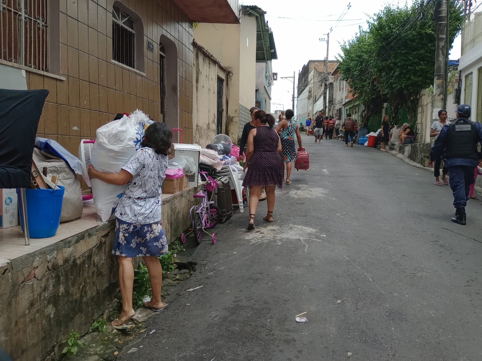 Moradores colocam na rua pertences que conseguiram salvar do inc&ecirc;ndio. - Foto: Jander Robson / Portal do Holanda