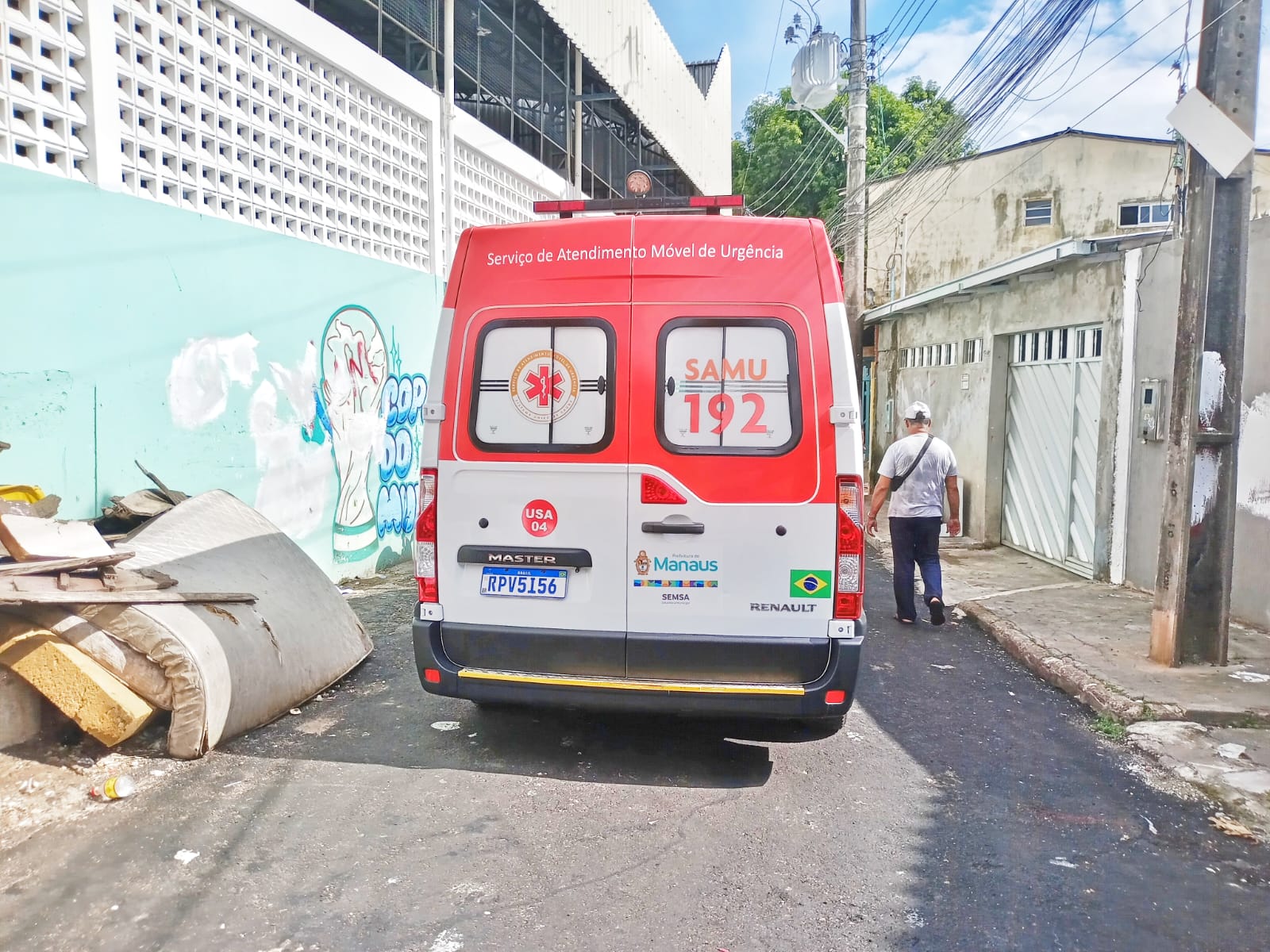 Agentes do Samu constataram o &oacute;bito. - Foto: Jander Robson / Portal do Holanda