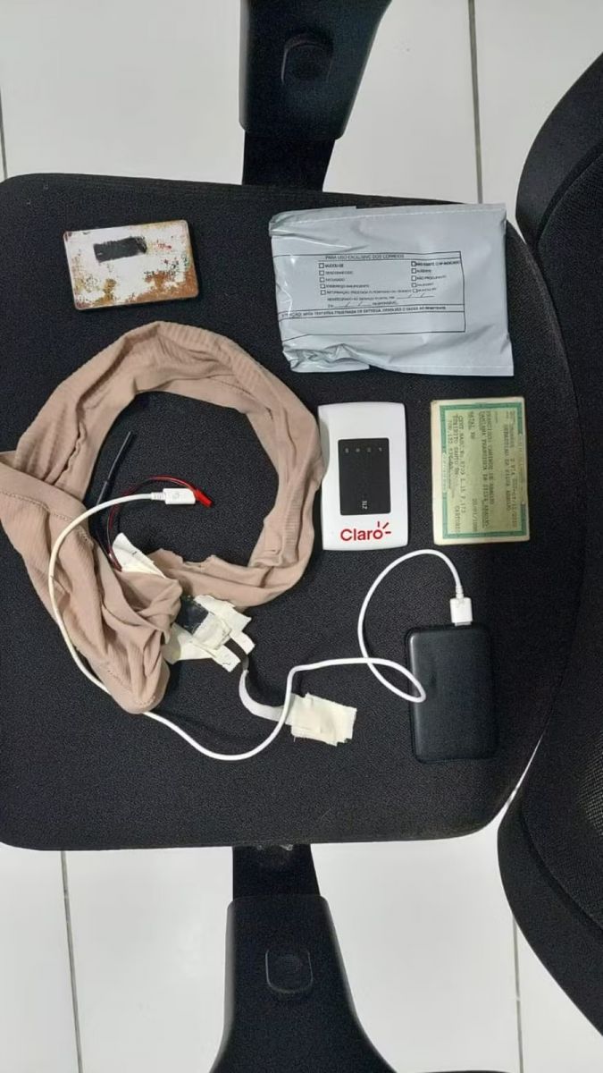 Candidato foi encontrado com microc&acirc;mera presa &agrave; camisa, ponto eletr&ocirc;nico e um modem de internet, que estava preso ao t&oacute;rax com uma cinta bege. &mdash; Foto: Cedida