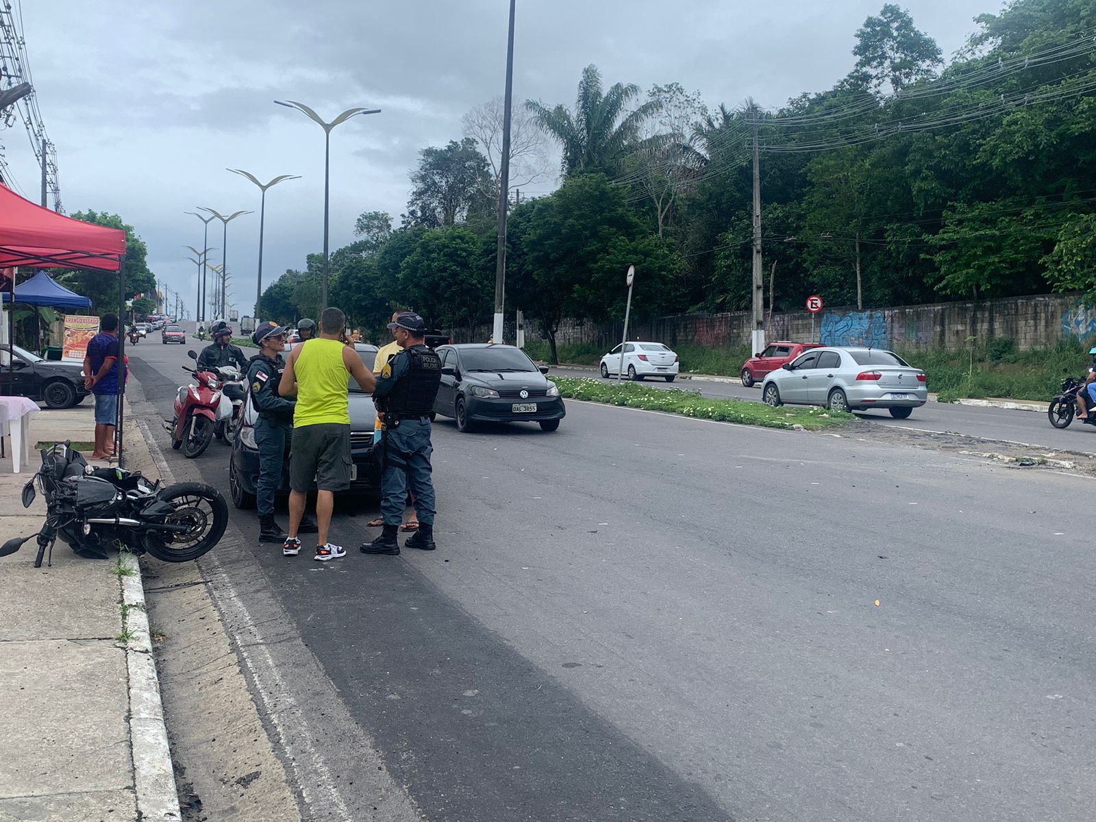 Motorista tentou acessar retorno irregular / Foto: Caio Guarlotte / Portal do Holanda