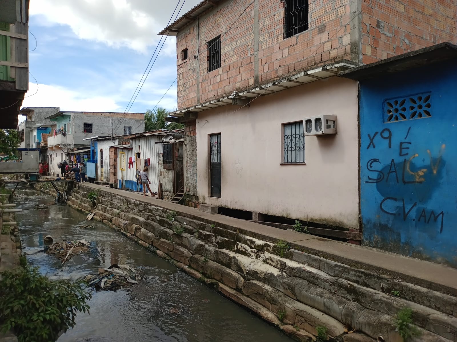 O local onde o crime ocorreu tem v&aacute;rias picha&ccedil;&otilde;es de fac&ccedil;&atilde;o criminosa. - Foto: Jander Robson / Portal do Holanda