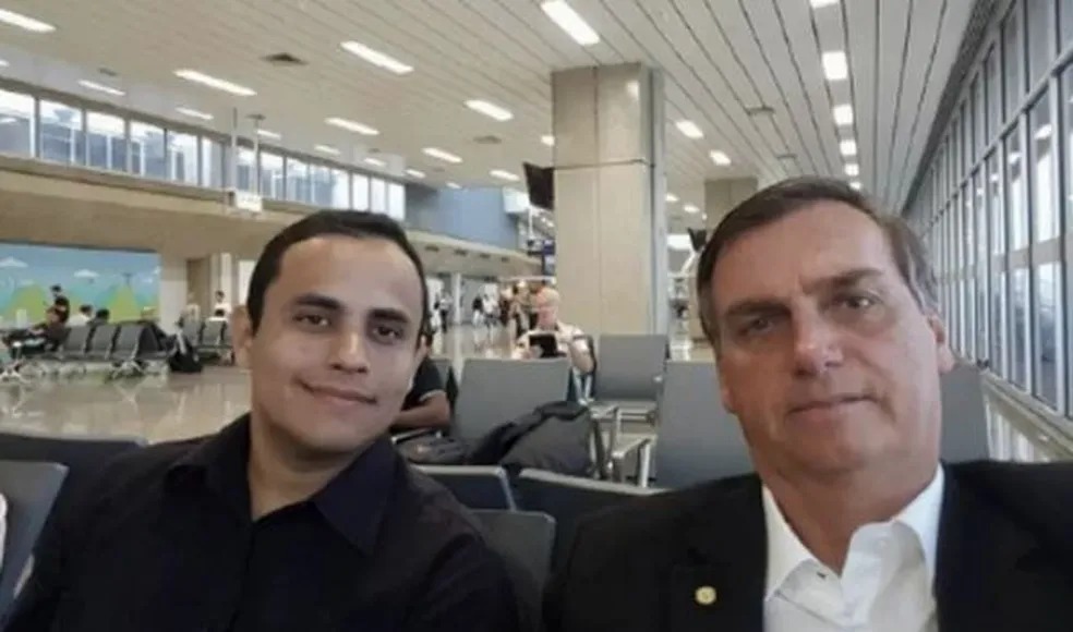 Tercio Arnaud Tomaz teve sua p&aacute;gina no Facebook exclu&iacute;da. Antes, tinha foto com o presidente Jair Bolsonaro &mdash; Foto: Reprodu&ccedil;&atilde;o/DFRLab