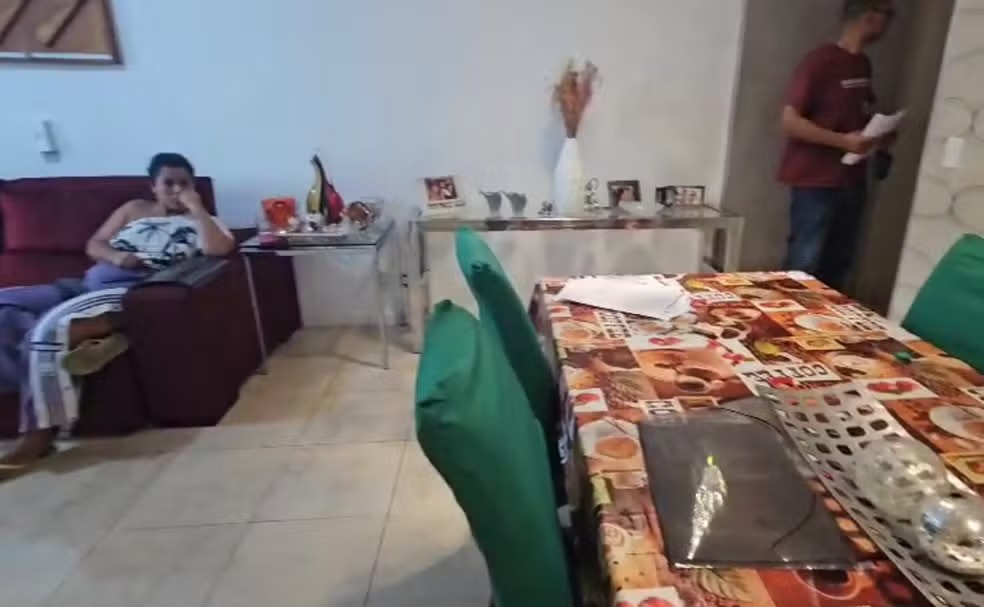 L&iacute;via Moura em casa, pouco antes de ser levada pela pol&iacute;cia &mdash; Foto: Reprodu&ccedil;&atilde;o