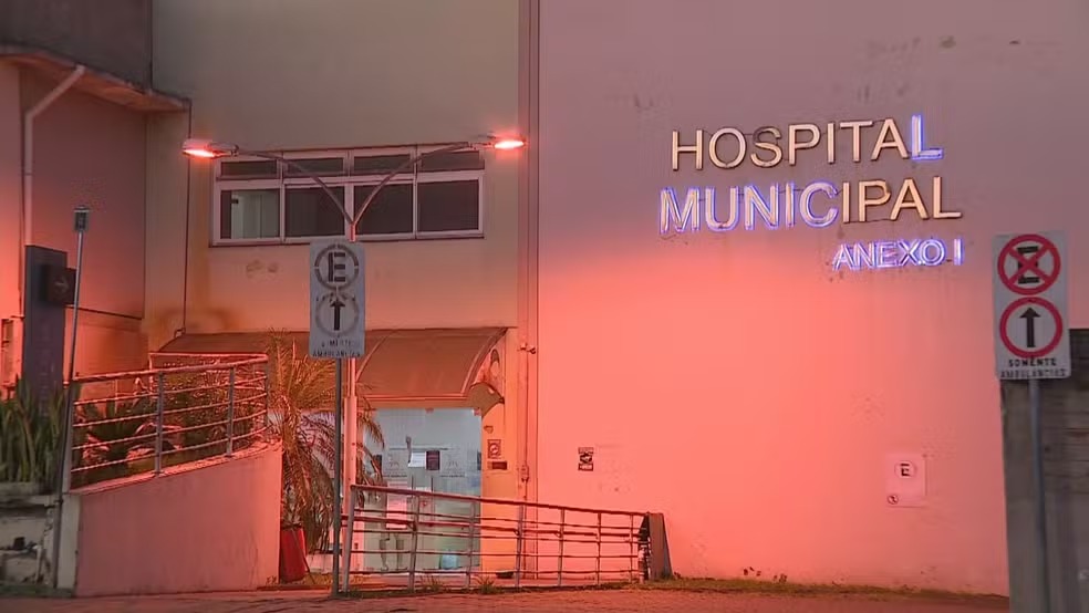 Homem, mulher e beb&ecirc; precisaram ser encaminhados para atendimento m&eacute;dico &mdash; Foto: Reprodu&ccedil;&atilde;o/RBS TV