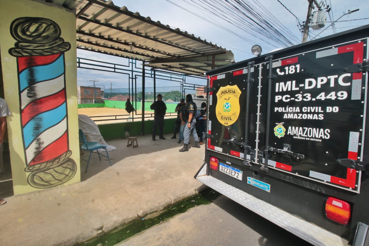 Corpo foi removido pelo IML- Foto: Jander Robson / Portal do Holanda