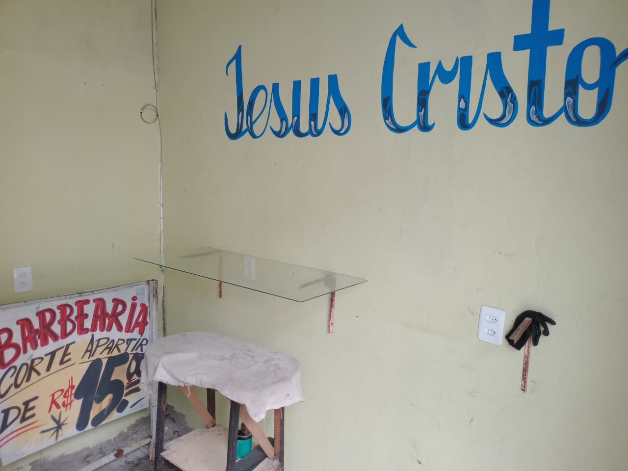 Equipamentos de corte do barbeiro foram todos furtados - Foto: Jander Robson / Portal do Holanda