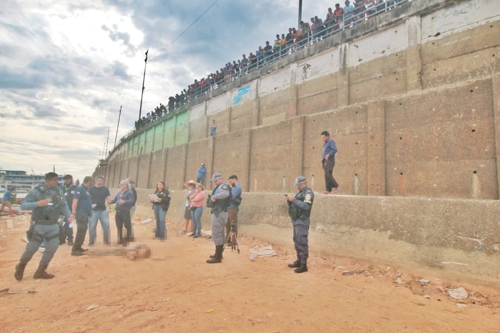 Dezenas de curiosos se reuniram pra ver os restos morteis - Foto: Jander Robson / Portal do Holanda