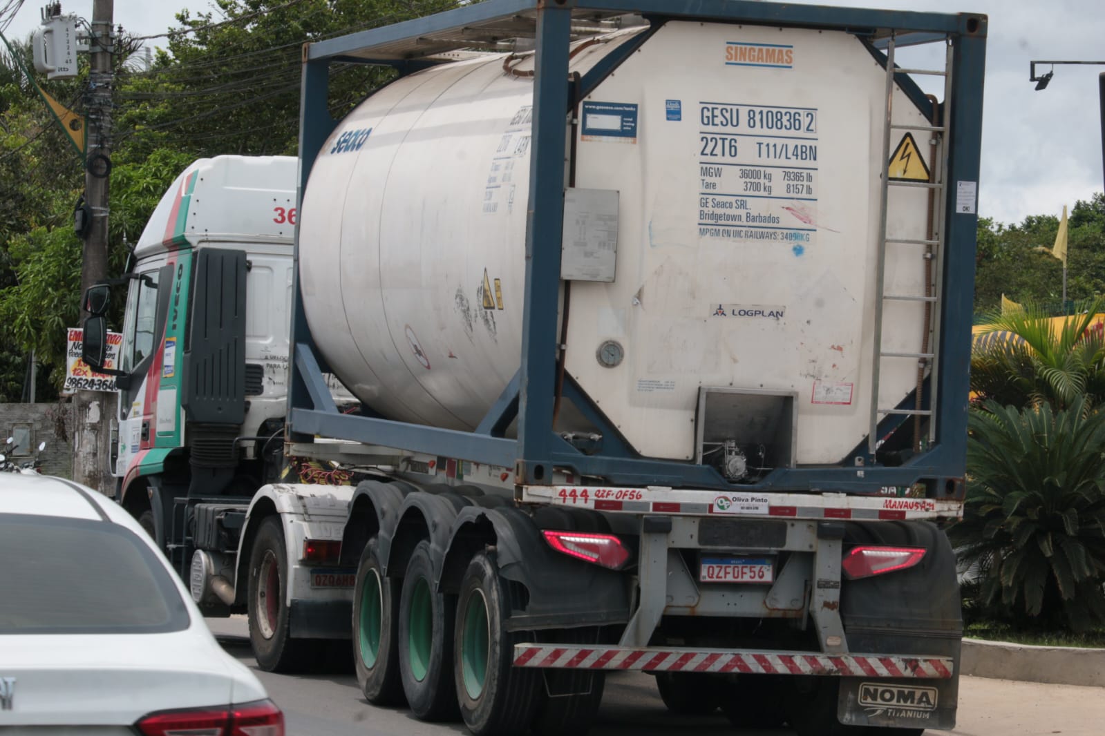 Carreta que passou por cima da v&iacute;tima. - Foto: Jander Robson / Portal do Holanda
