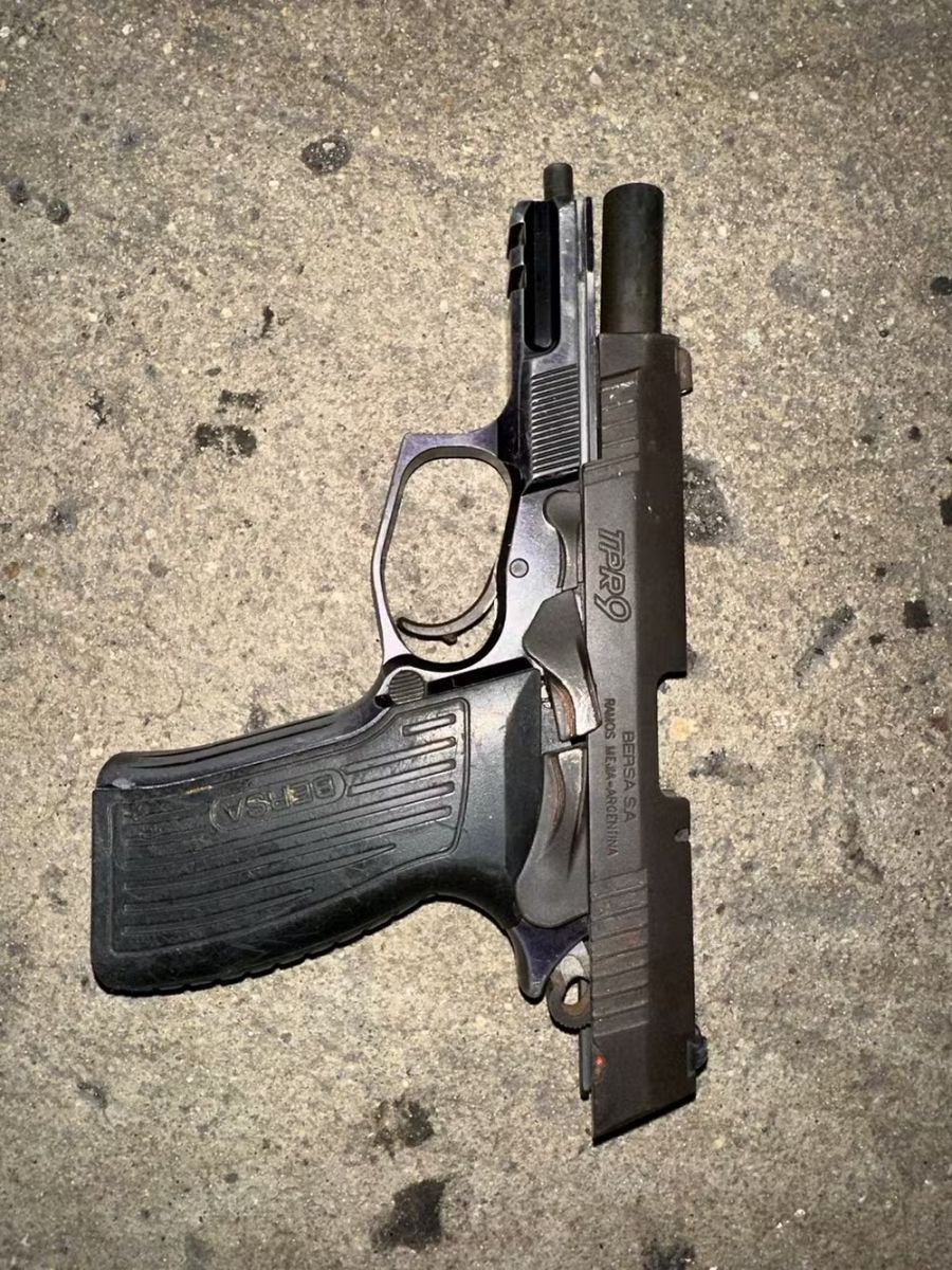 Arma apreendida com o sequestrador e que realizou disparos contra duas pessoas &mdash; Foto: Reprodu&ccedil;&atilde;o