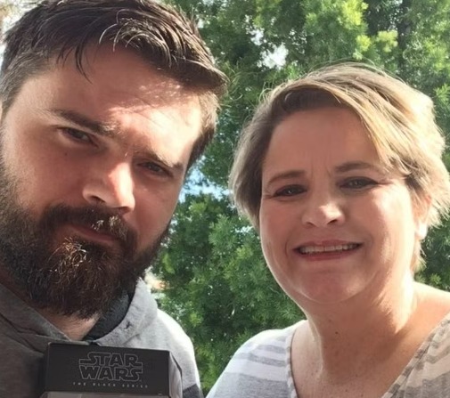 Jake com a m&atilde;e - Foto: Reprodu&ccedil;&atilde;o/Redes Sociais