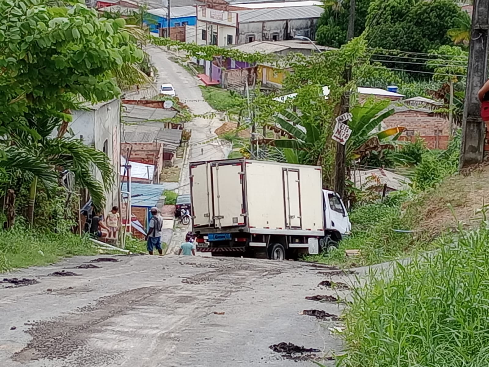 O outro caminh&atilde;o-ba&uacute; perdeu o controle e atingiu um poste. - Foto: Jander Robson / Portal do Holanda
