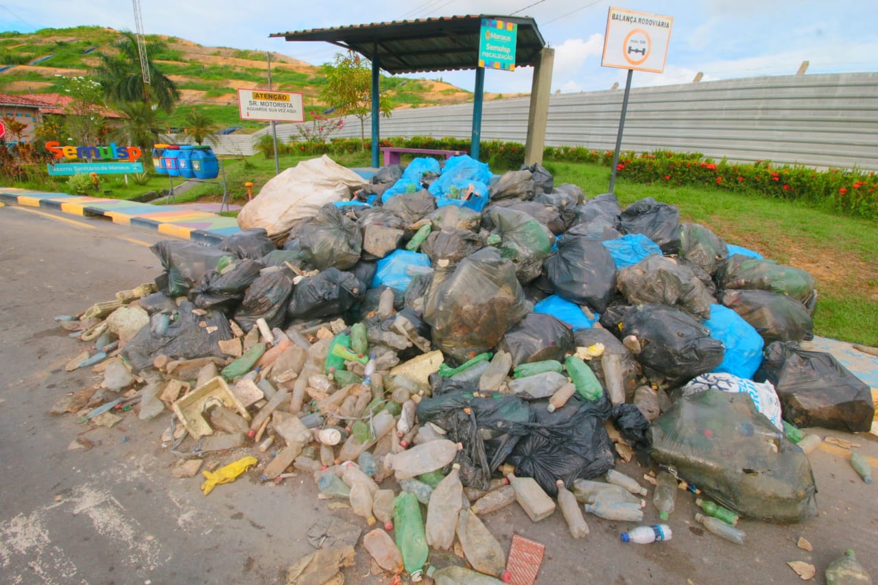 Lixo foi jogado na AM-010. - Foto: Jander Robson / Portal do Holanda