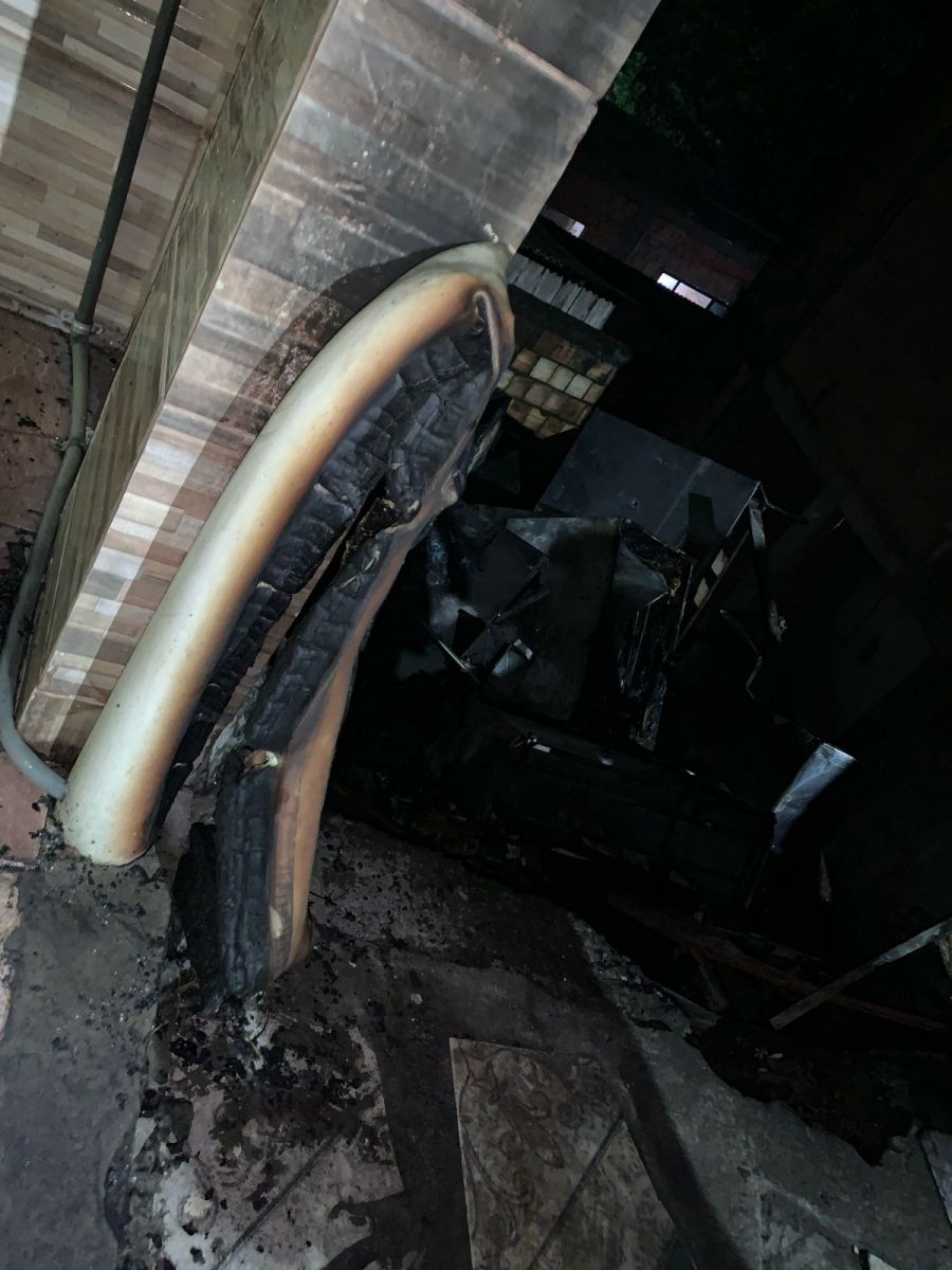 Fogo atingiu parede de moradora / Foto: Caio Guarlotte / Portal do Holanda